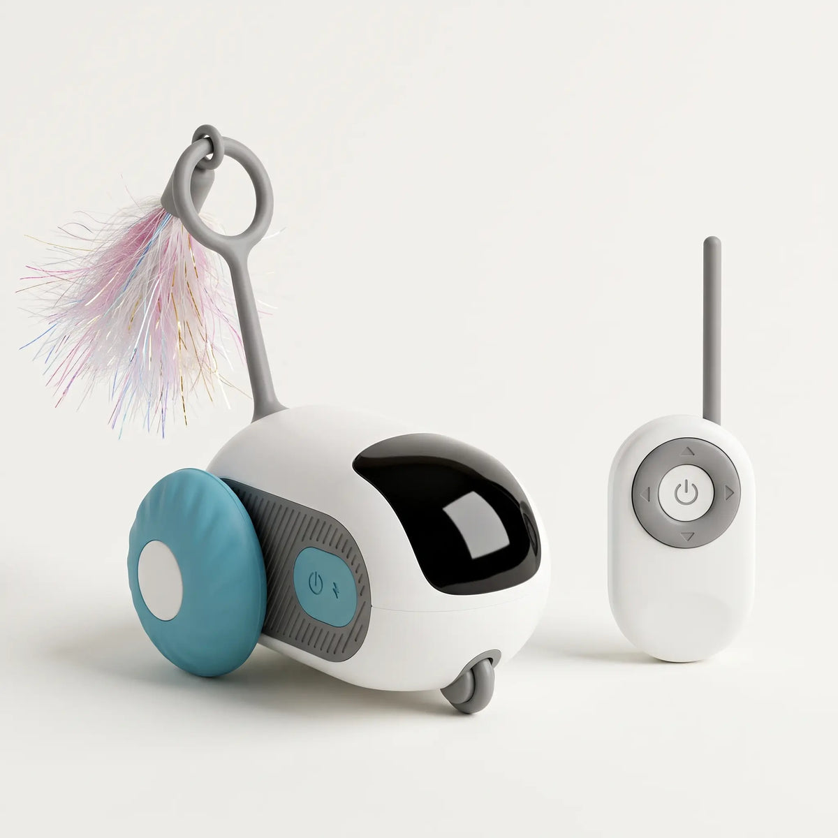 Voiture robot pour chat blanche à roues bleues avec sa télécommande ronde, sur fond clair